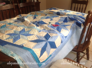 acolchado a mano de una colcha de patchwork