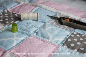 como hacer una colchita patchwork para bebe