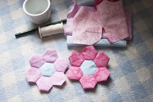 como hacer cosmétiquera hexágonos patchwork