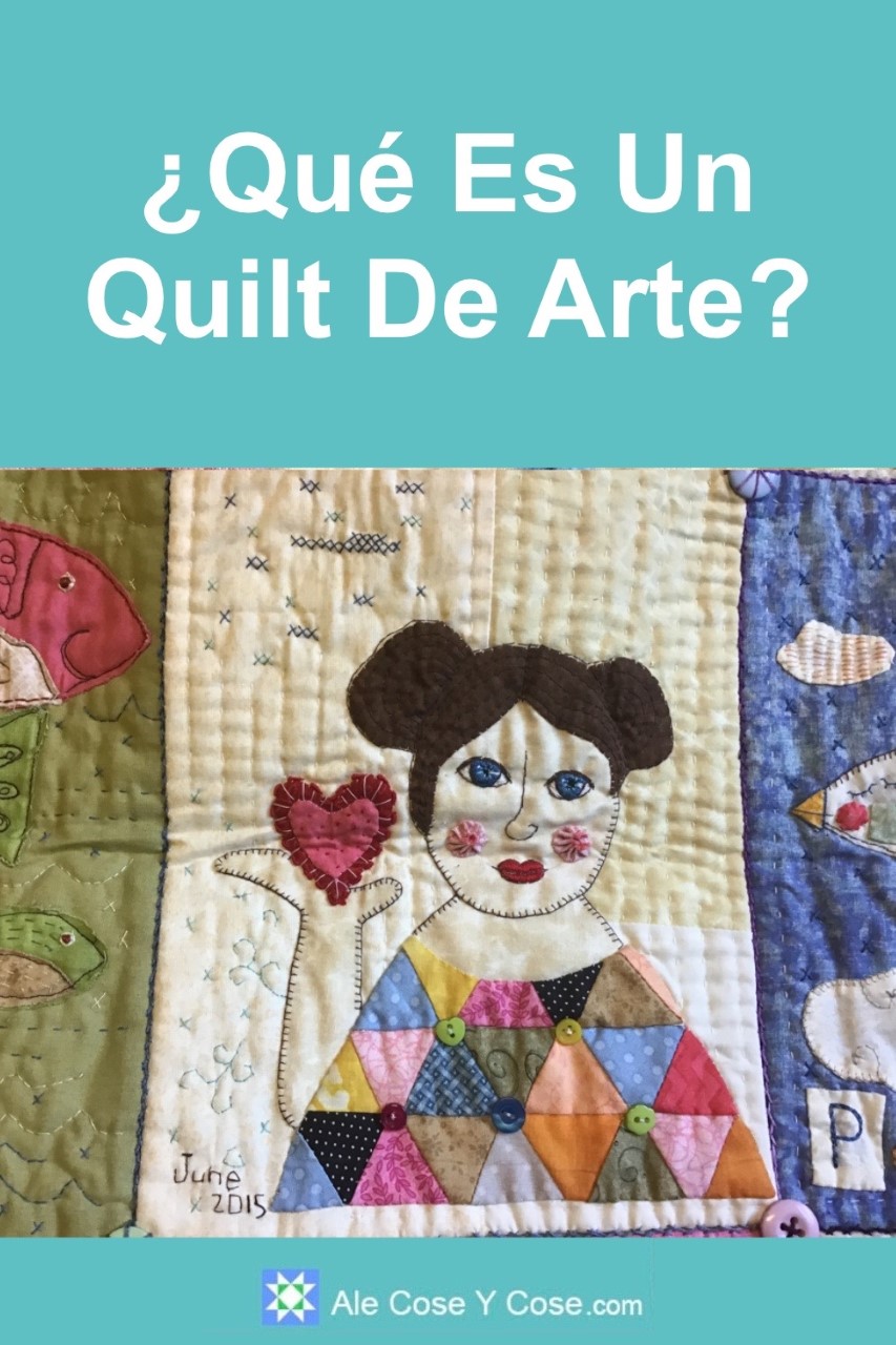 Que Son Las Quilts De Arte - Quilt de una mujer de frente con vestido de triangulos de tela en varios colores sosteniendo en su mano un corazon