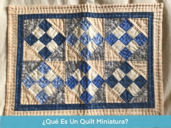 Quilt Miniatura hecho con seis bloques hechos con el patron nueve parches en blanco y azul
